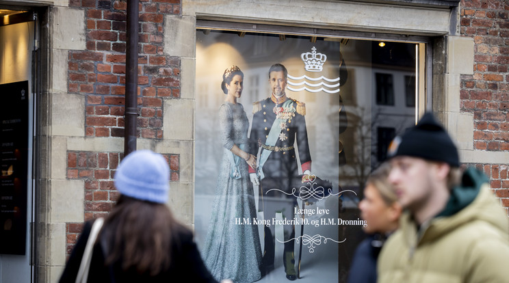 Egy kép látható X Frigyes dán királyról és Mária királynőről az üzletekben az új dán király kikiáltása előtt Getty IMages