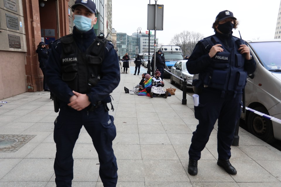 Protesty w kilku miejscach w Warszawie. Aktywiści przykuli się do ogrodzeń, rozwiesili wielki baner