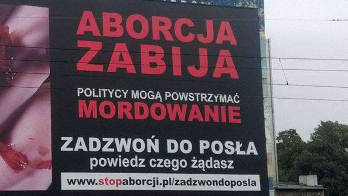 Poznańscy śledczy podjęli decyzję o odmowie wszczęcia śledztwa ws. billboardu przedstawiającego martwy płód, jaki na początku sierpnia zawieszono w centrum miasta. Zawiadomienie do prokuratury w sprawie plakatu złożyła Partia Zieloni. Teraz policja oceni, czy zawieszenie plakatu było wykroczeniem.