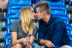 Tak całuje Karol Linetty. Piłkarz Lecha zabrał swoją dziewczynę na mecz. ZDJĘCIA