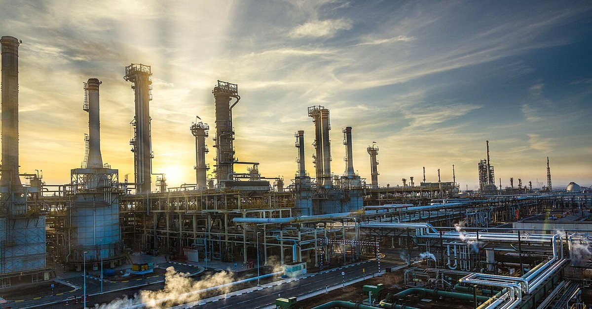 Największa rafineria w kraju wstrzymuje prace. Zakład w płomieniach po ataku drona