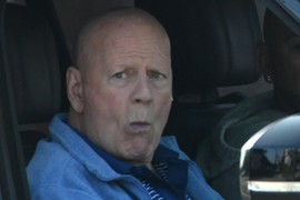 Ćerka BRUSA VILISA objavila fotografiju sa ocem i SUZE SAME TEKU: Slavni glumac zbog bolesti KOPNI IZ DANA U DAN, živi odvojeno od porodice, a OVAKO REAGUJE KAD VIDI SVOJU DECU