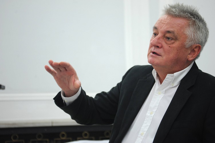 <b>Mirosław Drzewiecki</b>
<br>
<br>
Mirosław Drzewiecki, kiedyś prominentny polityk PO i były minister sportu, zniknął z życia politycznego po tzw. aferze hazardowej. 
<br>
<br>
Potem udzielił jeszcze kliku wywiadów - w tym tego, w którym nazwał Polskę 'dzikim krajem' - ale więcej przebywa na Florydzie niż w kraju. Może sobie zresztą pozwolić, by nie pracować - jest jednym z najbogatszych Polaków.