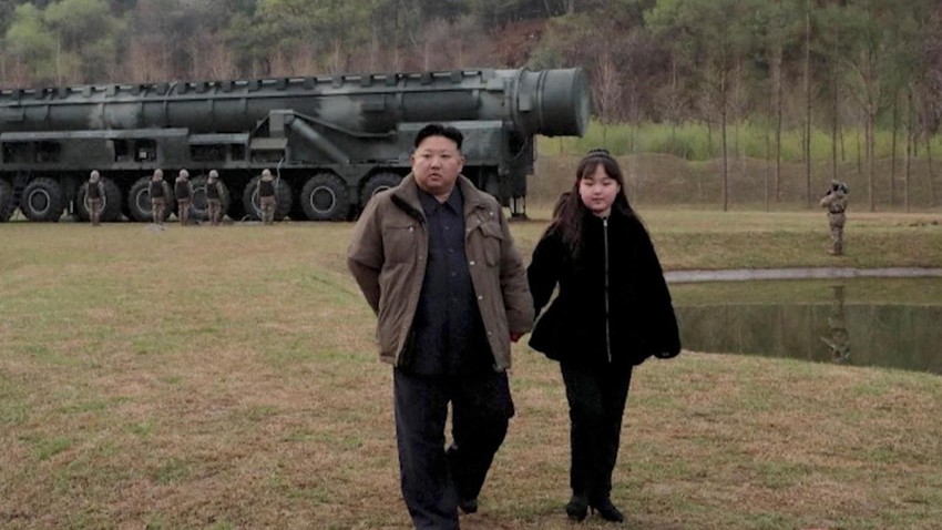 Državna televizija Severne Koreje je 14. aprila 2023. emitovala snimak Kima Džonga Una i Kim Džu Ae pored interkontinentalne balističke rakete Hvasong-18 | Foto: Reuters