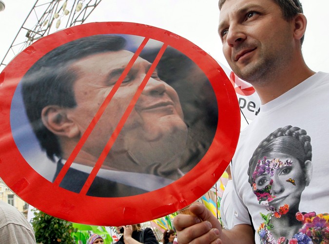 Zwolennik Julii Tymoszenko pod parlamentem w Kijowie