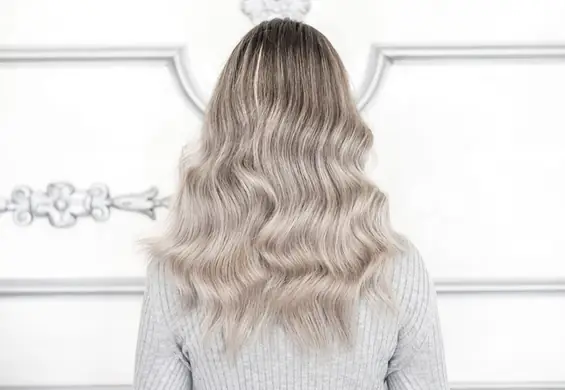 Sombre blond to trend, który podbija Instagram. Włosy wyglądają jak rozjaśnione od słońca