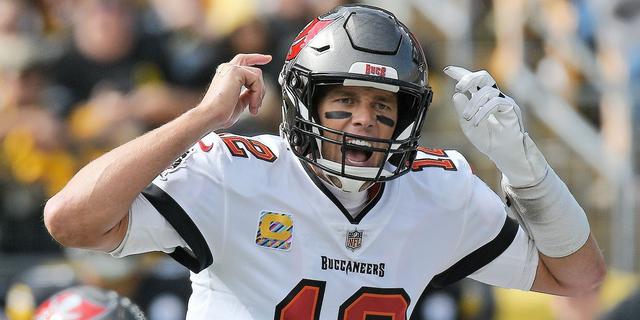 Tom Brady takes out frustration on Buccaneers' offensive linemen after  first-half struggles vs. Steelers