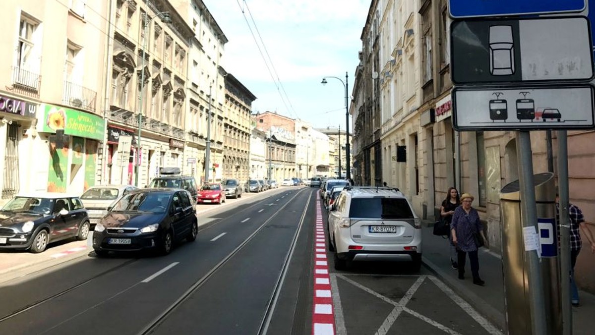 Na ulicy Długiej pojawiła się czerwona linia pomagająca kierowcom zaparkować samochód w odpowiednim miejscu, czyli tak, aby nie blokował przejeżdżającego tramwaju. To nowy pomysł Zarządu Infrastruktury Komunalnej i Transportu na rozwiązanie tego problemu.