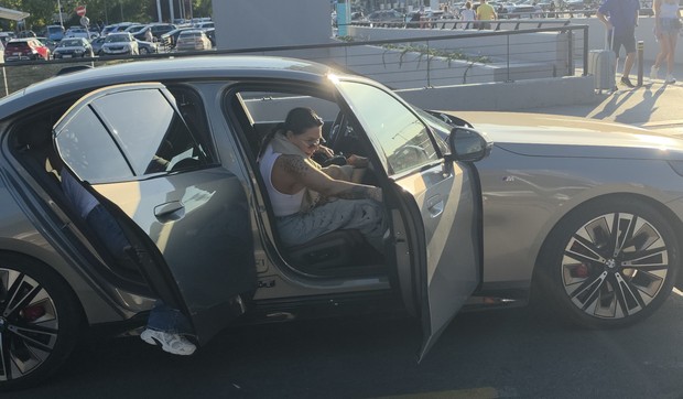 Đanijeva Slađa sa ćerkom na aerodromu