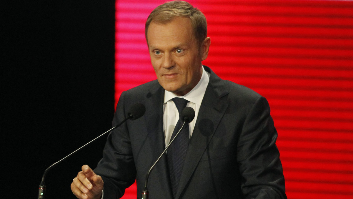 Premier Donald Tusk rozmawiał dzisiaj z Czesławem Doleckim, z którym był umówiony na obiad w katowickiej Spółdzielni Socjalnej "Rybka". Ponieważ spotkanie nie doszło do skutku, szef rządu przeprosił Doleckiego i ustalił z nim, że zobaczą się jeszcze w październiku. Tusk tłumaczył dziennikarzom, że rozmawiał telefonicznie z panem Czesławem "po tym, kiedy minęli się w Katowicach". - Ja przyleciałem wcześniej, pana Czesława nikt nie powiadomił, więc trochę mi było głupio, że tak się minęliśmy, chociaż rolada była i czekała. Szkoda - wyjaśnił szef rządu.