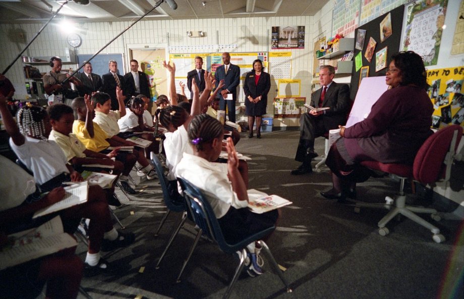 George W. Bush we wtorek 11 września 2001 r. odwiedza szkołę podstawową na Florydzie.