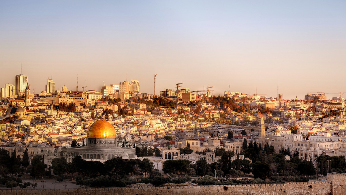 W Jerozolimie od kilkudziesięciu lat trwa walka o to, do kogo będzie należeć święte miasto trzech religii. Każdy dom stanowi czyjąś twierdzę, dlatego też kontrowersje wzbudza sytuacja, gdy dom Palestyńczyka staje staje się własnością Izraelczyka.