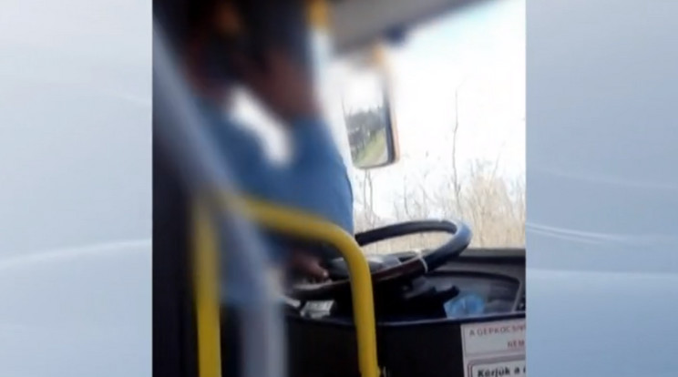 Jól látható, ahogy a buszsofőr telefonál vezetés közben. /Fotó: TV2