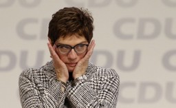Kim jest Annegret Kramp-Karrenbauer, która zastąpi Angelę Merkel w roli szefowej CDU [SYLWETKA]