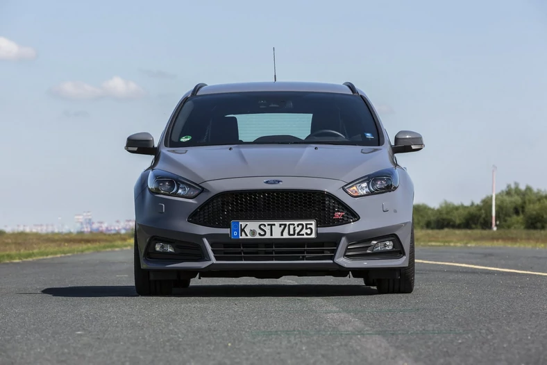 Ford Focus ST kombi 2.0 TDCI - satysfakcjonujący pod względem wrażeń z jazdy, ale o numer mniejszy od rywali jeżeli chodzi o przestrzeń w kabinie i bagażniku. A w kombi - nawet szybkim - to ważne.