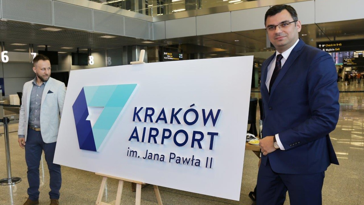 Nowy terminal, udogodnienia i innowacyjne rozwiązania odpowiadające na potrzeby pasażerów. Krakowski port lotniczy to serce regionu, jego wizytówka. Dzisiaj Kraków Airport przedstawia nowe logo – symbol otwarcia na kolejne wyzwania i ewolucji w strategii zarządzania biznesem. 101 połączeń #PROSTOzKRAKOWA w 2017 roku.