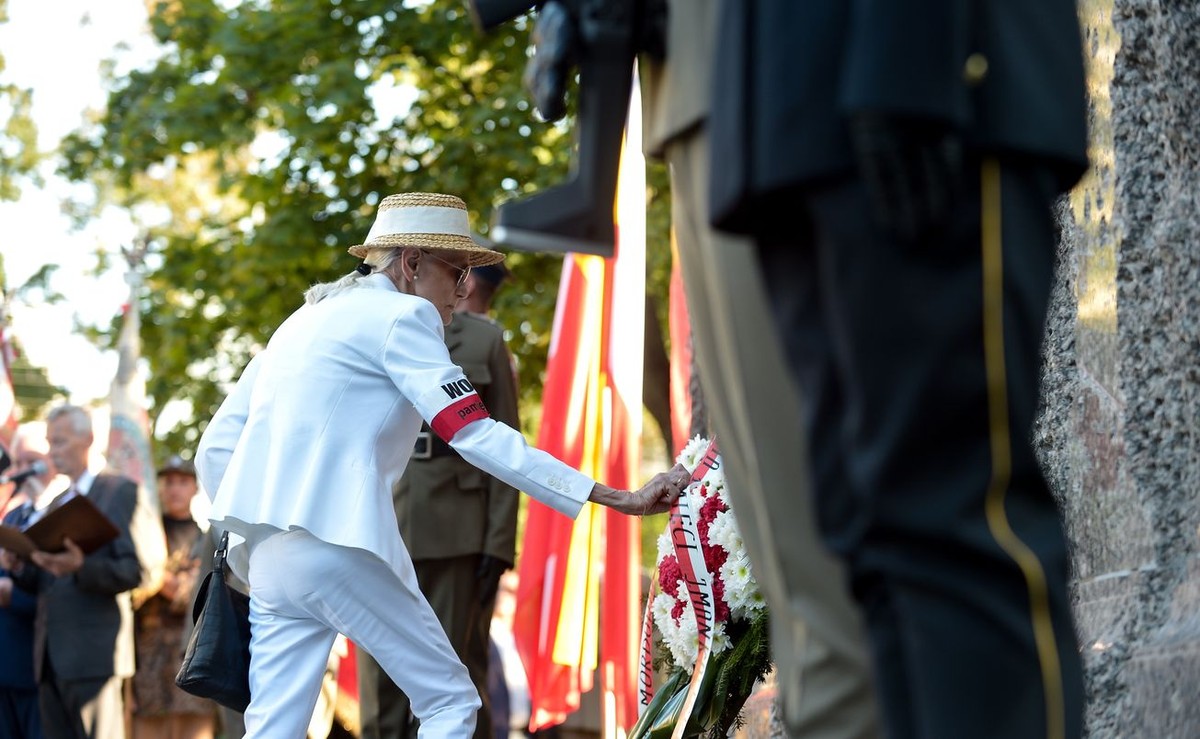 Pomnik upamiętniający masakrę mieszkańców Woli