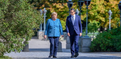 Premier Morawiecki spotkał się z Angelą Merkel. Zrobili razem coś, co nie jest częste w dyplomacji...