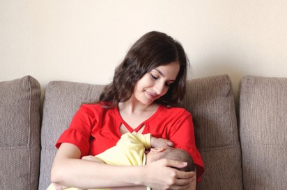 Cisztának nézték a rákos tumort a szoptatós kismama mellében