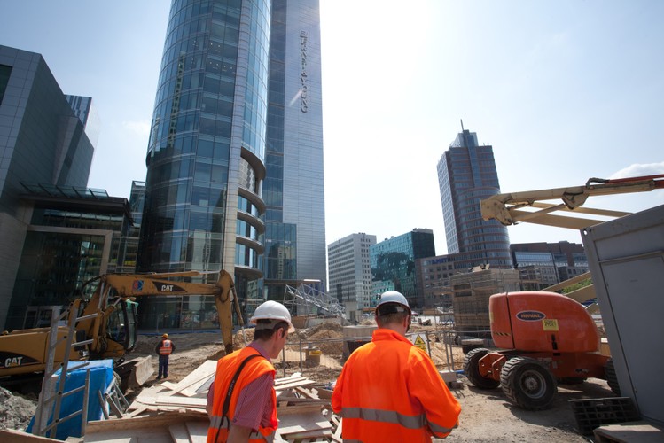 Robotnicy przy budowie stacji Rondo ONZ na centralnym odcinku II linii metra w Warszawie. W tle wieżowiec Rondo 1. 25.04.2014, Warszawa