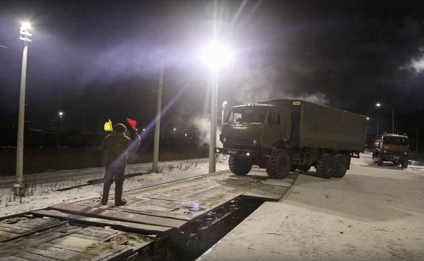 Materiały udostępnione przez służbę prasową Ministerstwa Obrony Rosji, przedstawiające transport rosyjskich pojazdów wojskowych