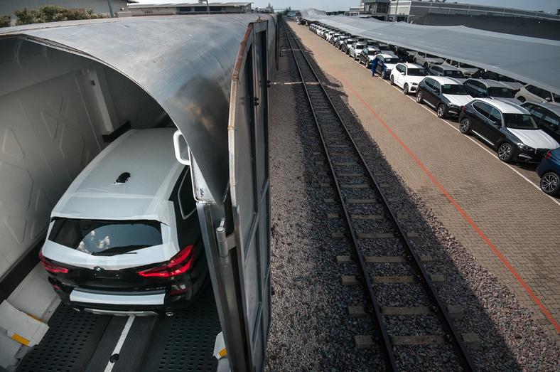 BMW X3 w wagonie kolejowym