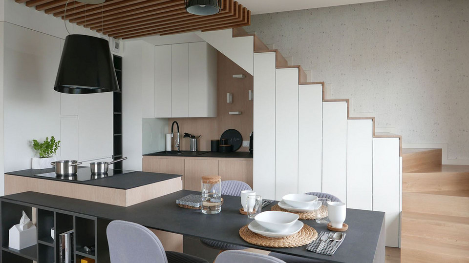 Pomysłowe mieszkanie z kuchnią "pod schodami". Przyjrzyjcie się dobrze - świetne rozwiązanie