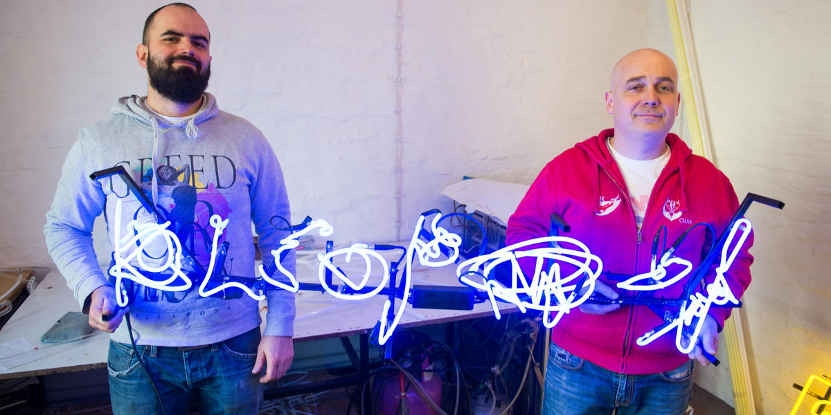Miłosz i Michał Łankiewicz robią neony