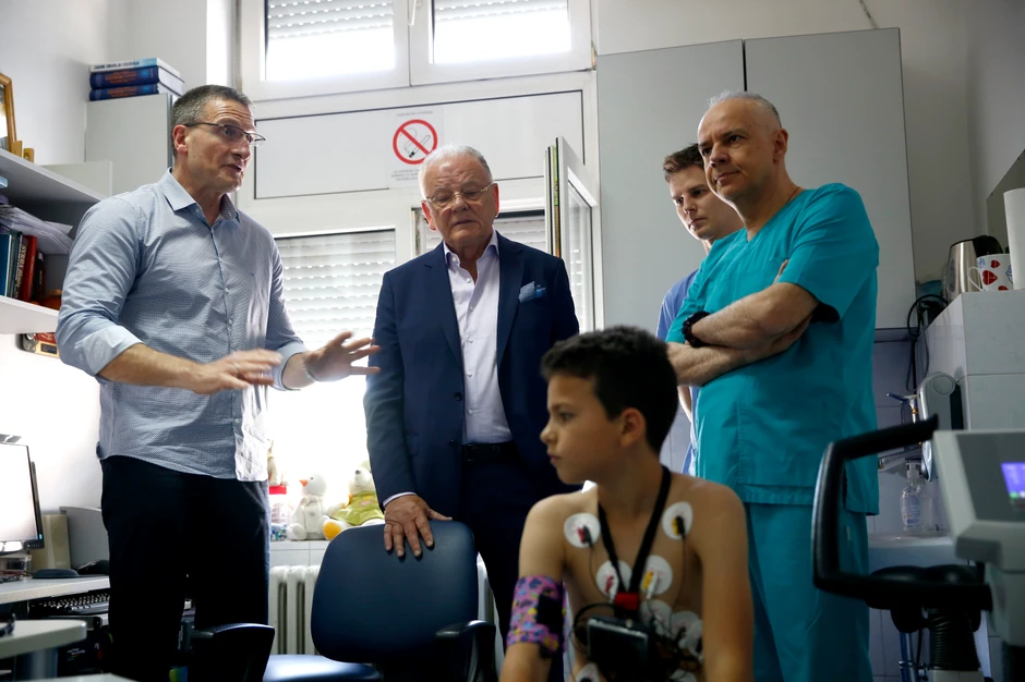 Doktor Vukomanović i direktor Radojičić zahvalili Ivkoviću na donaciji 