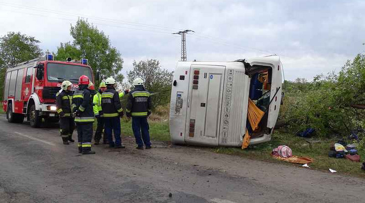 Oldalára borult egy busz Tótkomlósnál /Fotó: MTI - Donka Ferenc