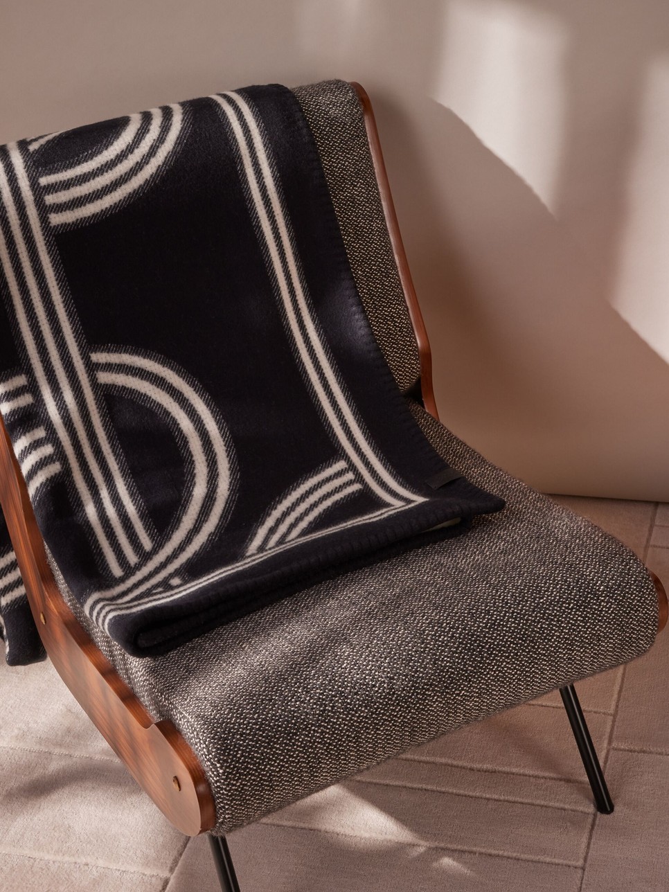 Az unalmas fotelt könnyedén fel lehet dobni egy szép takaróval