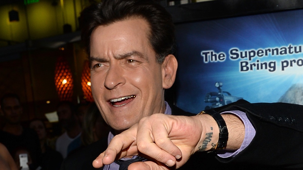 Charlie Sheen zamieścił na swoim profilu na Twitterze obraźliwy post skierowany do Baracka Obamy. Wszystko przez fakt, że prezydent USA nie pojawił się na pogrzebie amerykańskiego żołnierza.