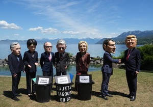 Oksfamove satirične „velike glave“ lidera G7 poziraju u Evijanu uoči samita G7