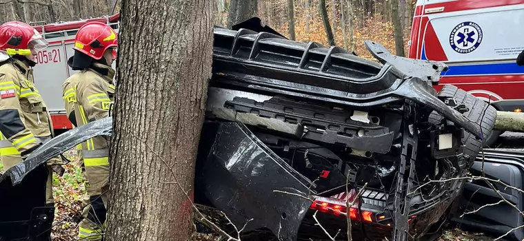 Audi o wartości ponad 600 tys. zł skończyło w lesie. Jego kierowca i tak może mówić o dużym szczęściu