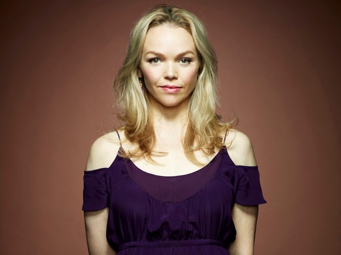 Lauren Bowles (Holly Cleary)