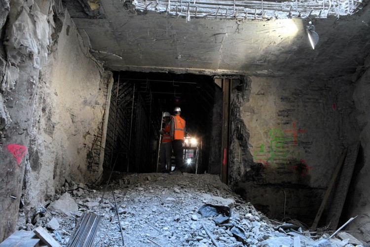 Warszawa, skrzyżowanie ul. Świętokrzyskiej i Marszałkowskiej. Plac budowy stacji przesiadkowej pomiędzy I i II linią metra na stacji Metro Świętokrzyska