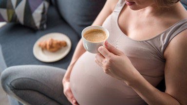 Nie pij kawy w ciąży. Kofeina może szkodzić mózgowi płodu