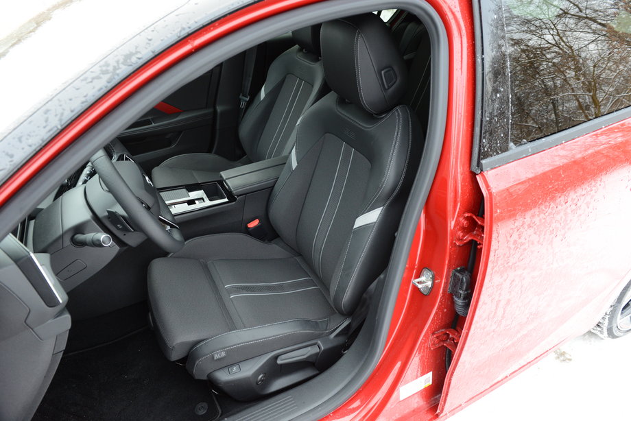 Opel Astra - fotele z przodu są bardzo wygodne, a w bogato wyposażonej wersji Astry wyposażone są w elektryczne sterowanie.