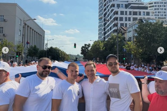 "PONOSNI NA SRPSKU TROBOJKU" Učesnici mitinga SNS razvili zastavu dugačku 500 metara u Ulici kneza Miloša, na čelu kolone Siniša Mali (FOTO)