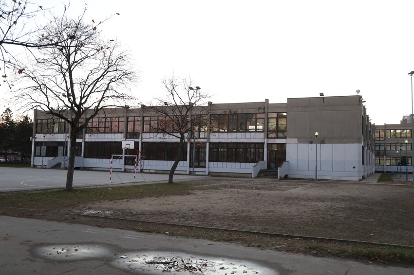 Požar je izbio sa ove strane škole