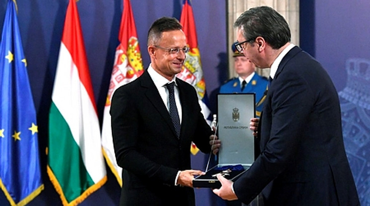 Szijjártó Péter külgazdasági és külügyminiszter átveszi a Szerb Zászló Rendjének Első Fokozata kitüntetést Aleksandar Vucic szerb elnöktől Belgrádban 2021. július 8-án /Fotó: MTI/Máthé Zoltán