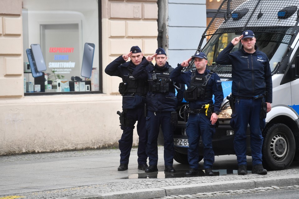 Dla upamiętnienia 80. rocznicy powstania w getcie warszawskim w stolicy zawyły o godzinie 12:00 syreny alarmowe