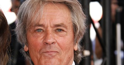 Alain Delon lánya, Anouchka zokogásban tört ki: 4 éves gyermeke most árulta el a nagypapáról