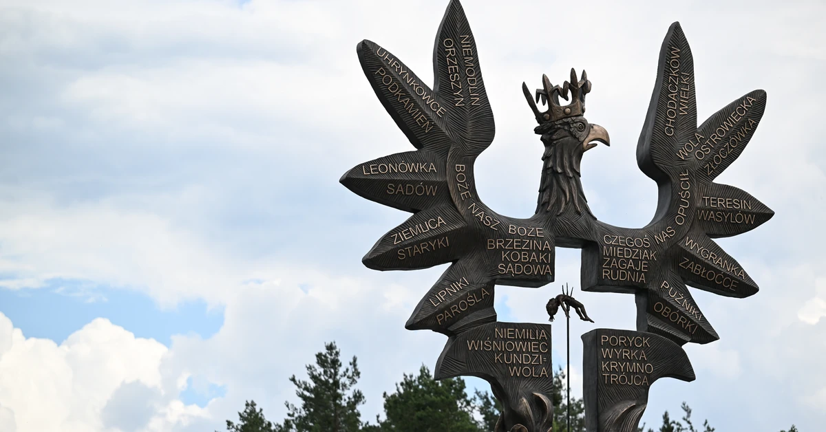 Zdewastowano pomnik "Rzeź Wołyńska" na Podkarpaciu. Policja szuka sprawcy