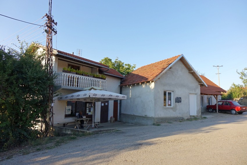 Naizgled obično selo: dve prodavnice, mesna zajednica, jedna škola, ali...