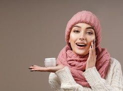 Idealny krem do twarzy na zimę? Dostosuj go do tego, jak i gdzie spędzasz czas