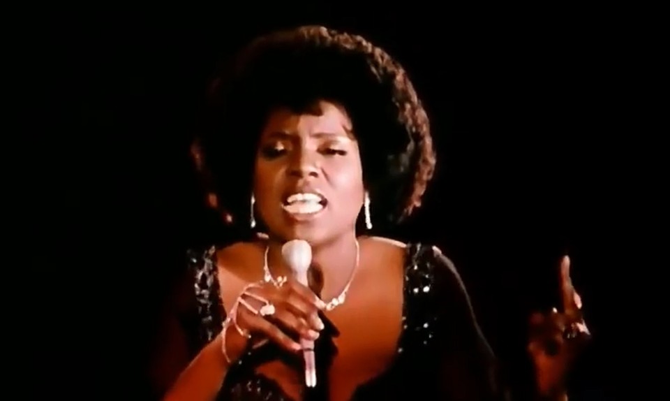 Gloria Gaynor w teledysku "I Will Survive" (screen)