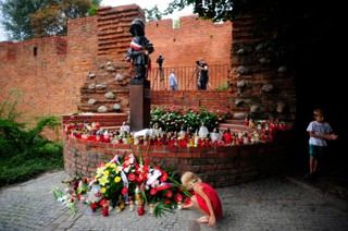 Rozpowszechniał wizerunek Małego Powstańca na kijach bejsbolowych. Postawiono mu zarzut naruszenia prawa autorskiego