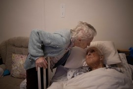 Njih dvoje su u BRAKU 75 GODINA i imaju svoju MALU TAJNU kako su toliko dugo opstali i ne mogu jedno bez drugog: Preselili su se zajedno u starački dom i odmah su tražili ZAJEDNIČKU SOBU