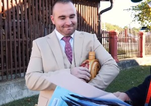 Mladoženja prima plavu kovertu